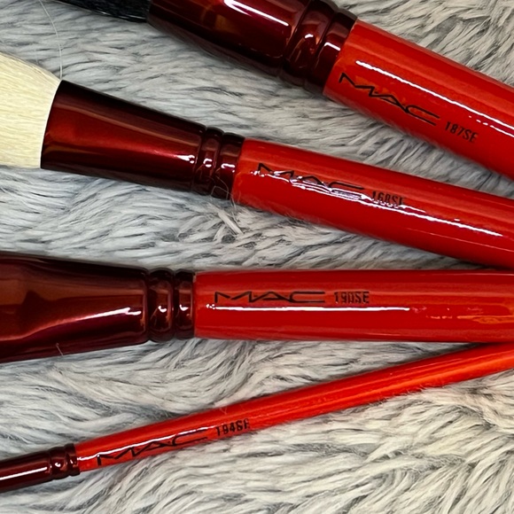 MAC Adoring Carmine Collection: 4 Face Brush Set - Picture 3 of 9